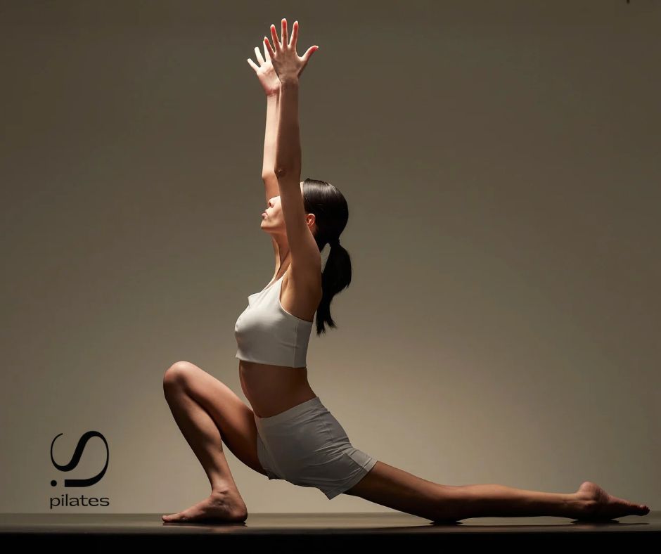Mat Pilates gyakorlat – kitörés felemelt karokkal az iSPilates stúdióban